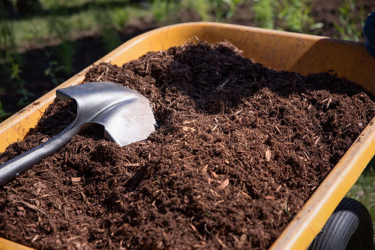 How much mulch does it take to cover 600 square feet